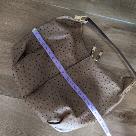 GILI🔥 Ostrich Embossed Hobo Bag - Picture 16 of 17